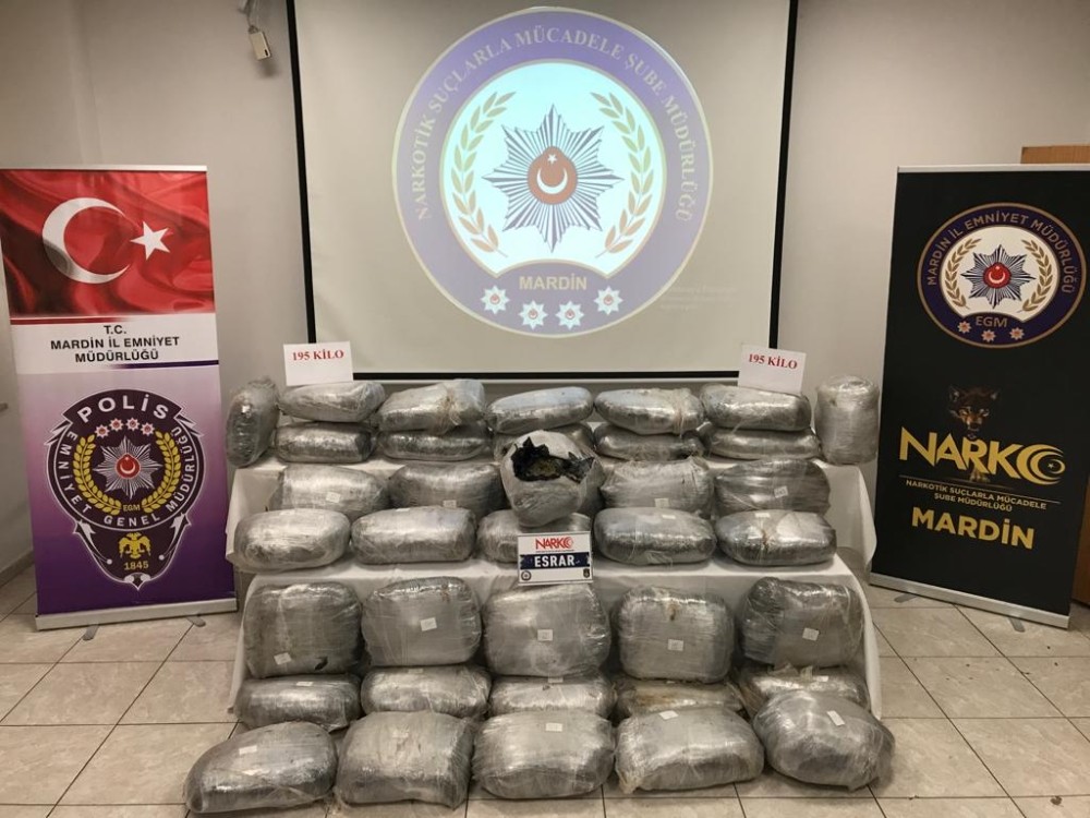 Mardin’de iş makinasına gizlenmiş 195 kilo uyuşturucu ele geçirildi