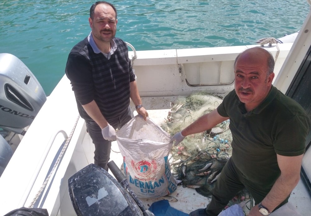 İpekyolu ilçesinde kaçak avlanmış 100 kilo inci kefali ile 200 metre misina ağ ele geçirildi