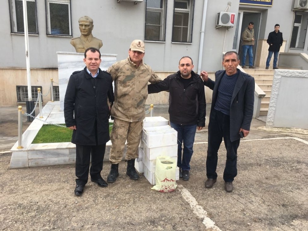 Sason&rsquo;da Mehmet&ccedil;ik i&ccedil;in hazırlanan bal ve cevizli sucuk karakola teslim edildi