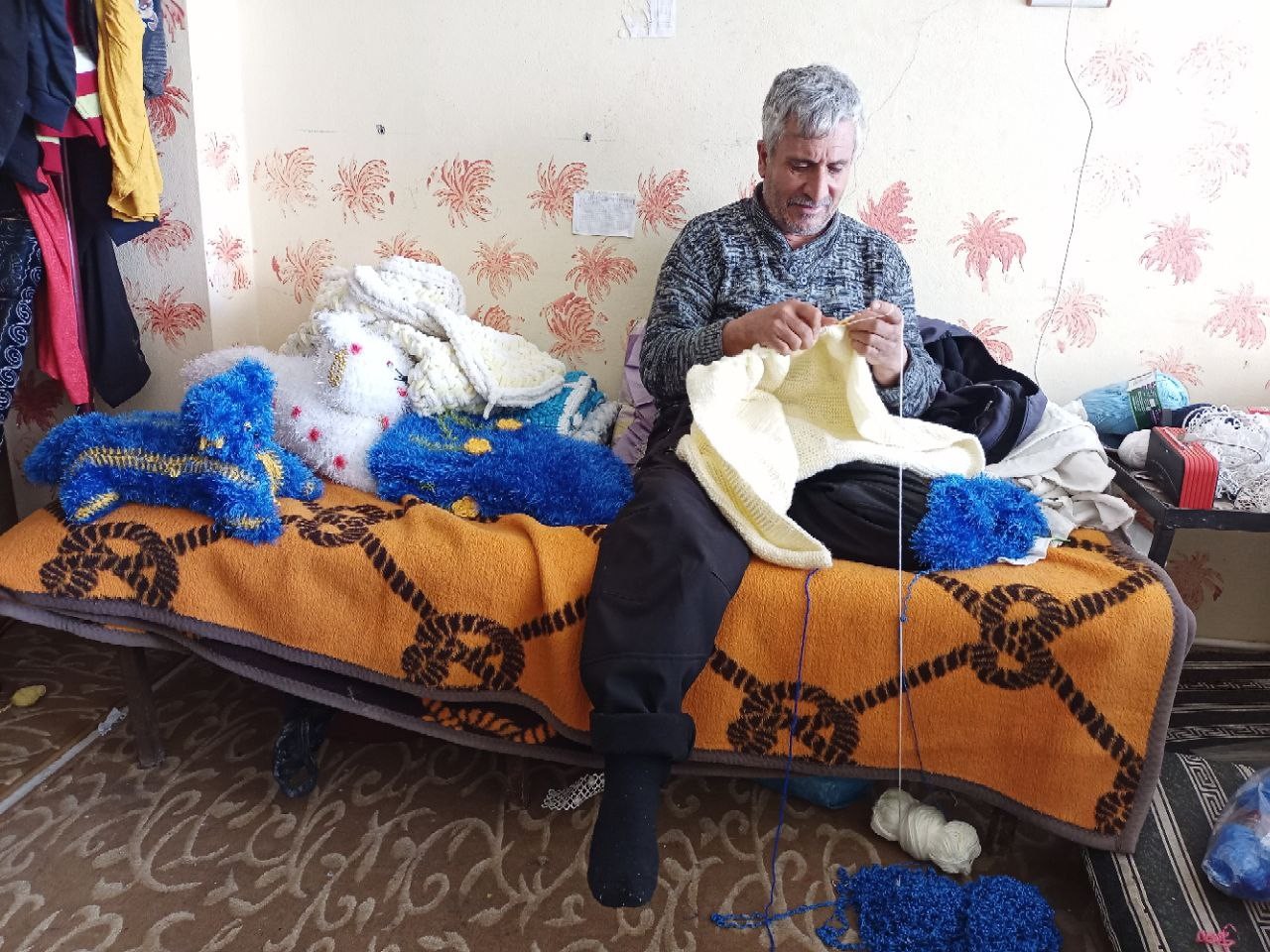 Engelli babanın örgü aşkı paraya dönüşüyor