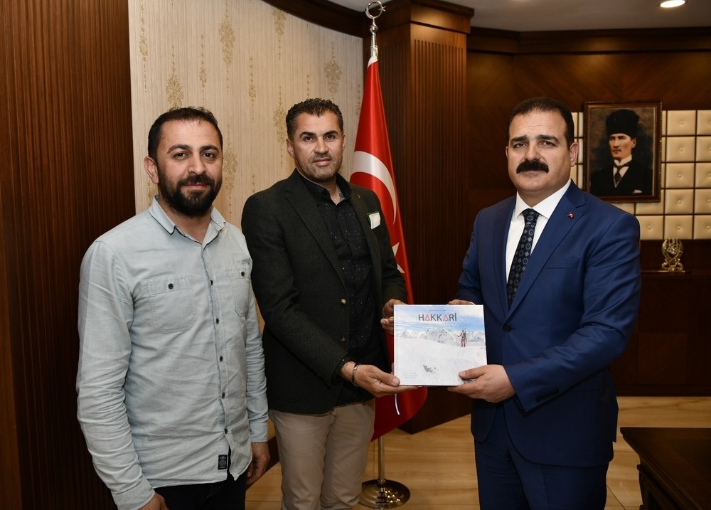 Vali Akbıyık’a ″Hakkâri Doğa Sporları Rotaları″ kitabı takdim edildi