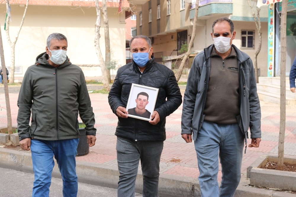 HDP’liler tarafından kandırılan gençlerin aileleri birer birer evlat nöbetine katılıyor