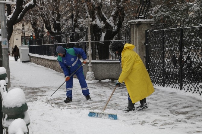 Odunpazarı Belediyesi karla mücadeleye devam ediyor