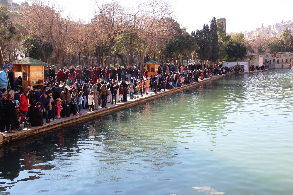 Güneşli havayı fırsat bilen Balıklıgöl’e akın etti