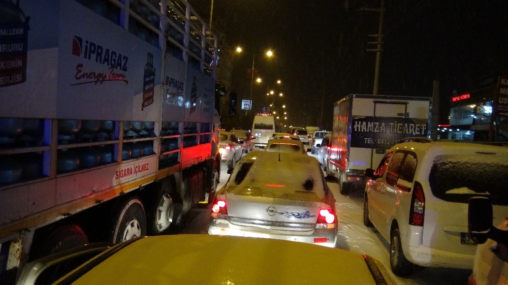 Silvan’da 78 köy ulaşıma kapandı, araçlar yolda mahsur kaldı