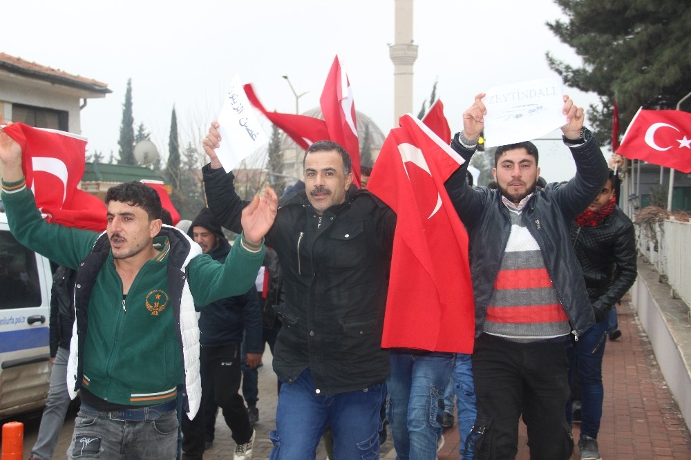 Suriyeli mülteciler Afrin’de savaşmak için askerlik şubesine başvurdu