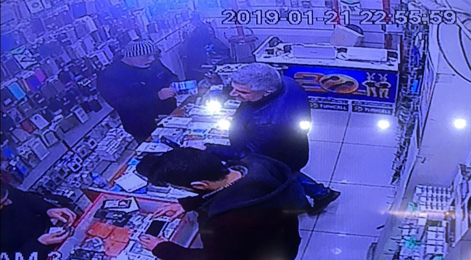 Bir telefoncudan çaldı, başka bir telefoncuya satarken yakalandı