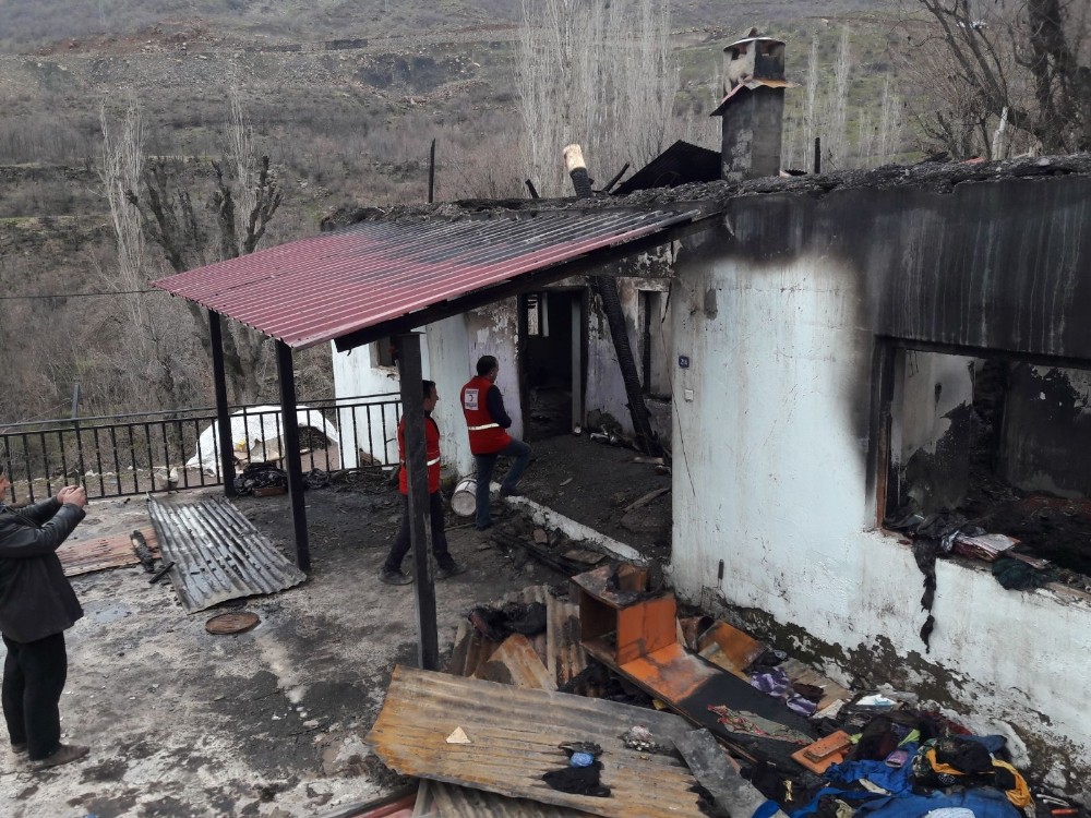 Kızılay evi yanan aileye sahip çıktı