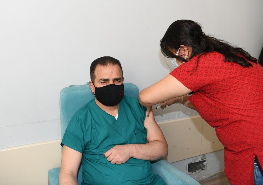 Vali Akbıyık, Covid-19 aşısı oldu