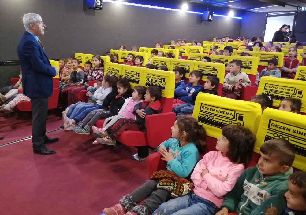 Köy okulu öğrencileri ilk kez sinemayla buluştu