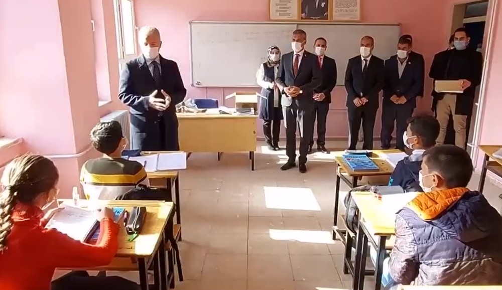 Yüz yüze eğitim başladı, ilk dersi Vali Gül verdi
