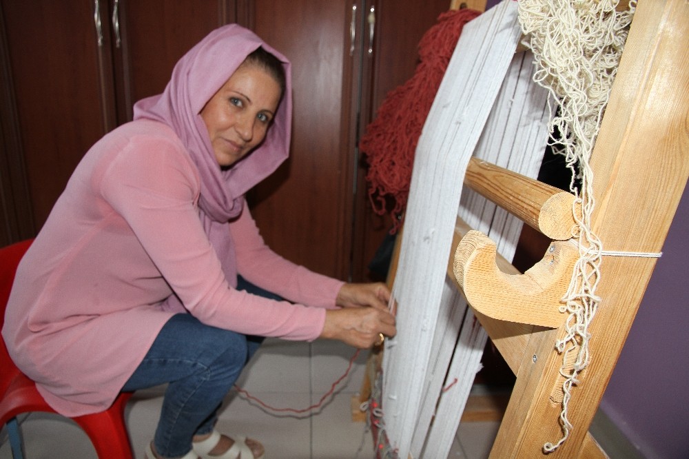 Kadınlar kilim dokuma atölyelerini ayakta tutuyor