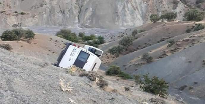 Tekstil işçilerini taşıyan minibüs şarampole yuvarlandı: 1 ölü, 10 yaralı