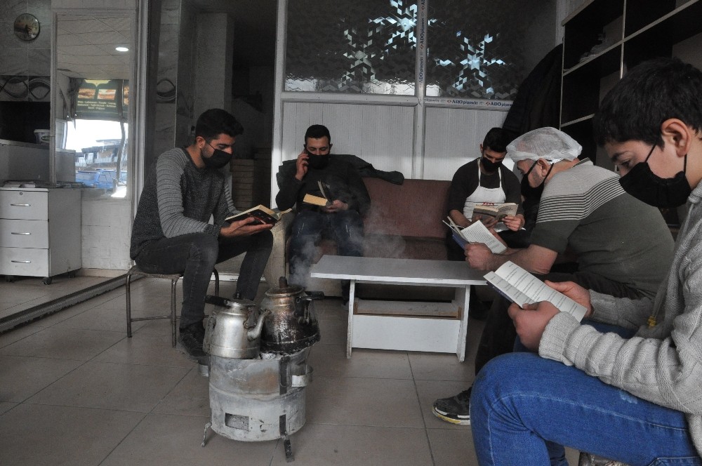 Sıcak ekmek kokusu altında kitap ve çay molası