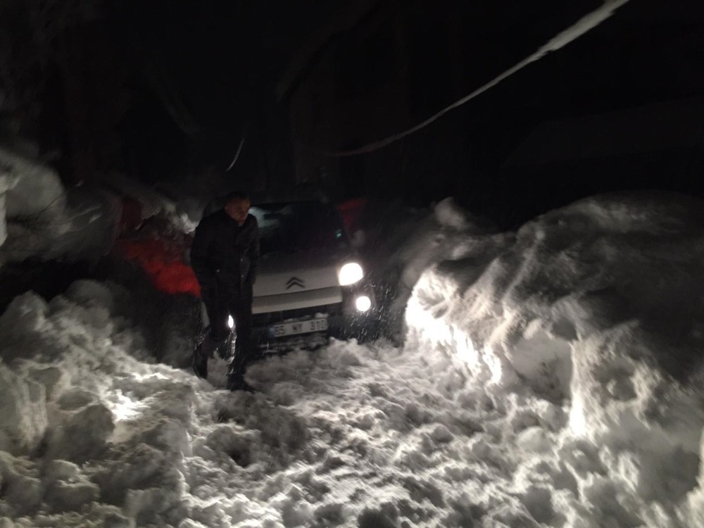 Yüksekova Ve Güzeldere’de  Araçlar Mahsur Kaldı