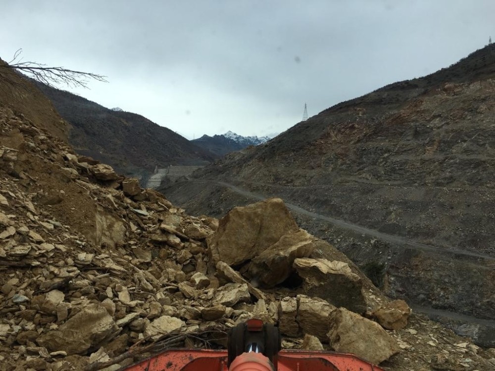 Kozluk’ta heyelan nedeniyle ikinci defa kapanan grup köy yolu ulaşıma açıldı