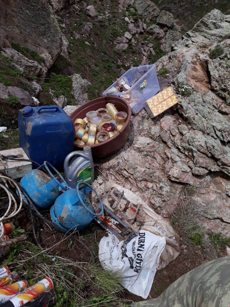 Patlayıcı madde yapımında kullanılan çok sayıda malzeme ele geçirildi