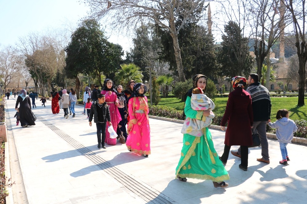 Güneşli havayı fırsat bilenler Balıklıgöl’e akın etti