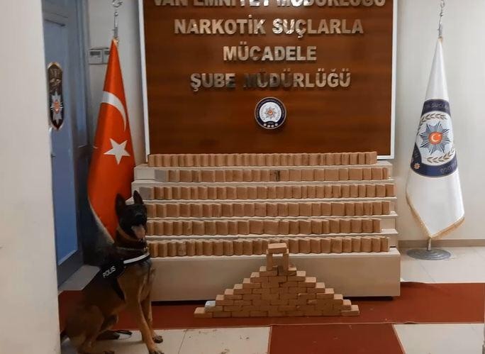 Van polisi kamyonete 102 kilo eroin ele geçirdi
