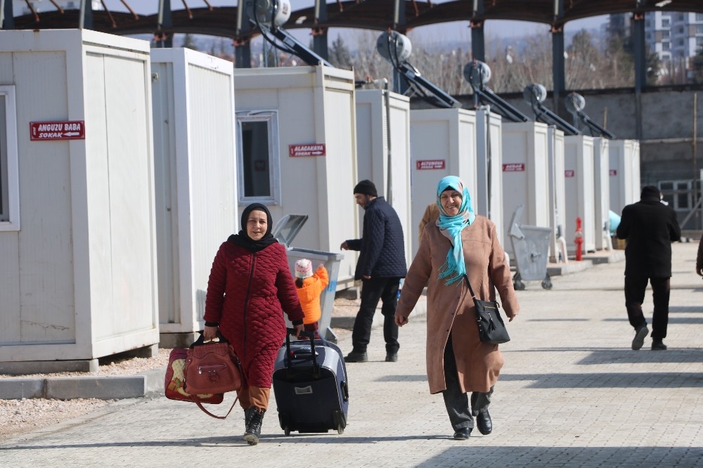 Konteyner kentte aileler ilk günü geride bıraktı