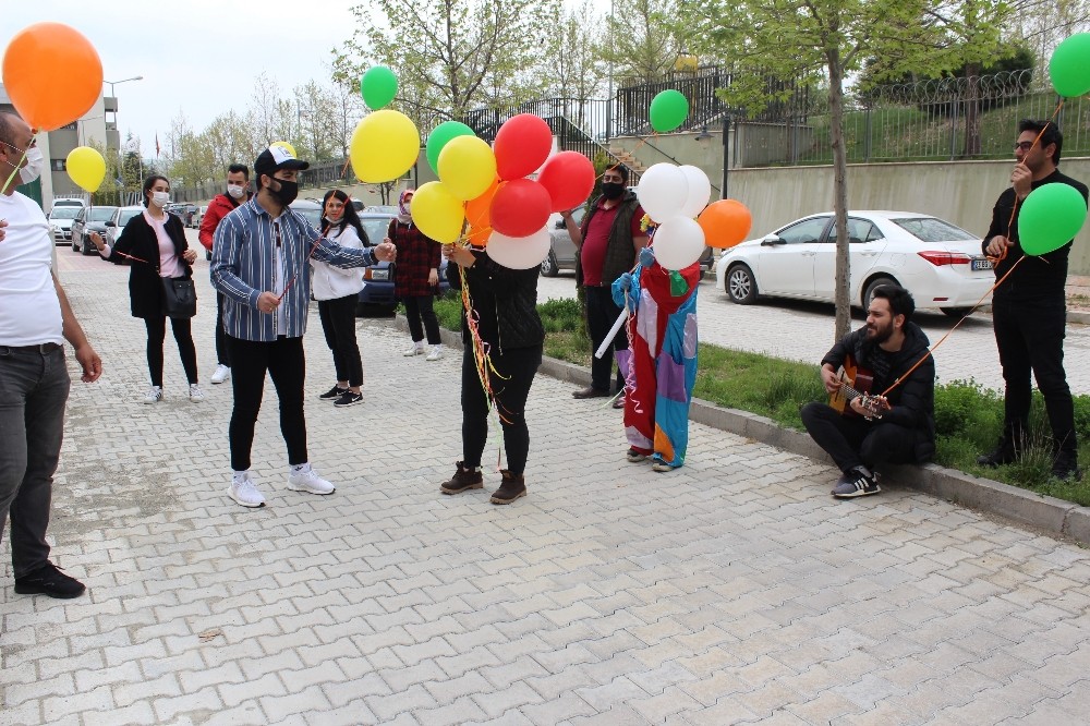 Hastanede tedavi gören çocuklara, bahçeden 23 Nisan kutlaması