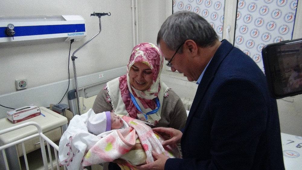Yeni yılın ilk bebeklerine altın hediye edildi