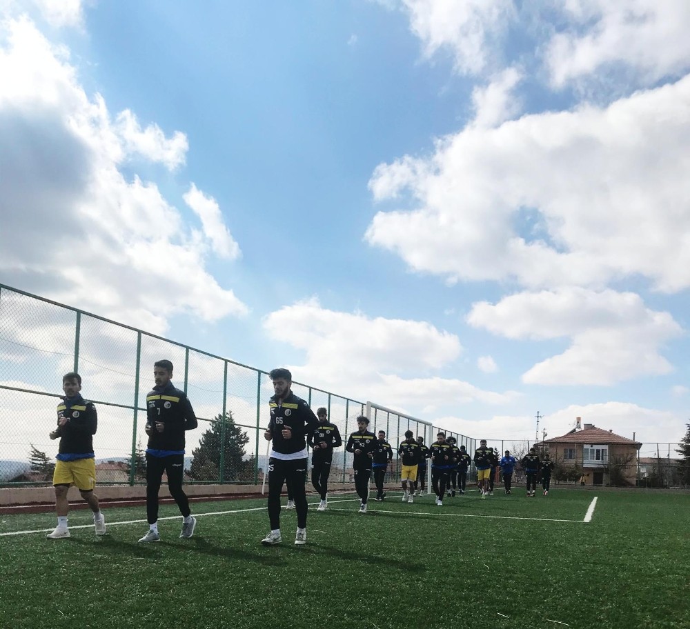 Vanlı ‘Pelle’nin oğlu hem antrenörlük hem takım kaptanlığı yapıyor