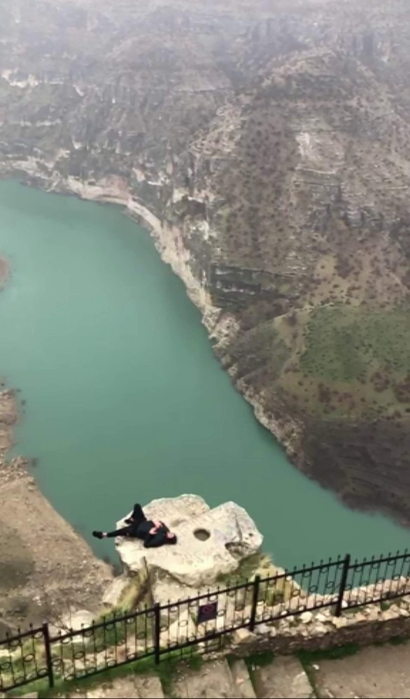 Fotoğraf çekmek uğruna canlarını hiçe sayıyorlar