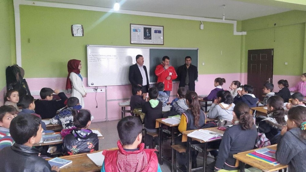 Ergani’de bin 500 öğrenciye giyim ve kırtasiye yardımı