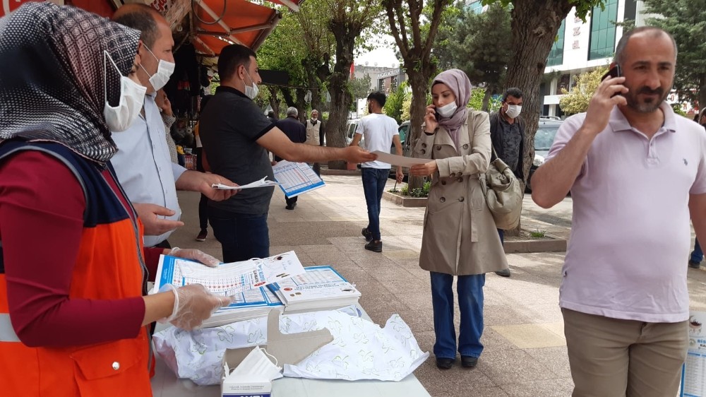 Bismil Belediyesi vatandaşlara maske ve imsakiye dağıttı