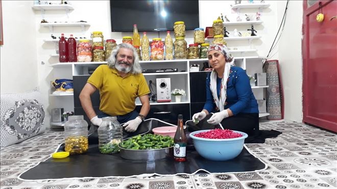Eşiyle birlikte evde turşu işine girdi, siparişlere yetiştiremiyor
