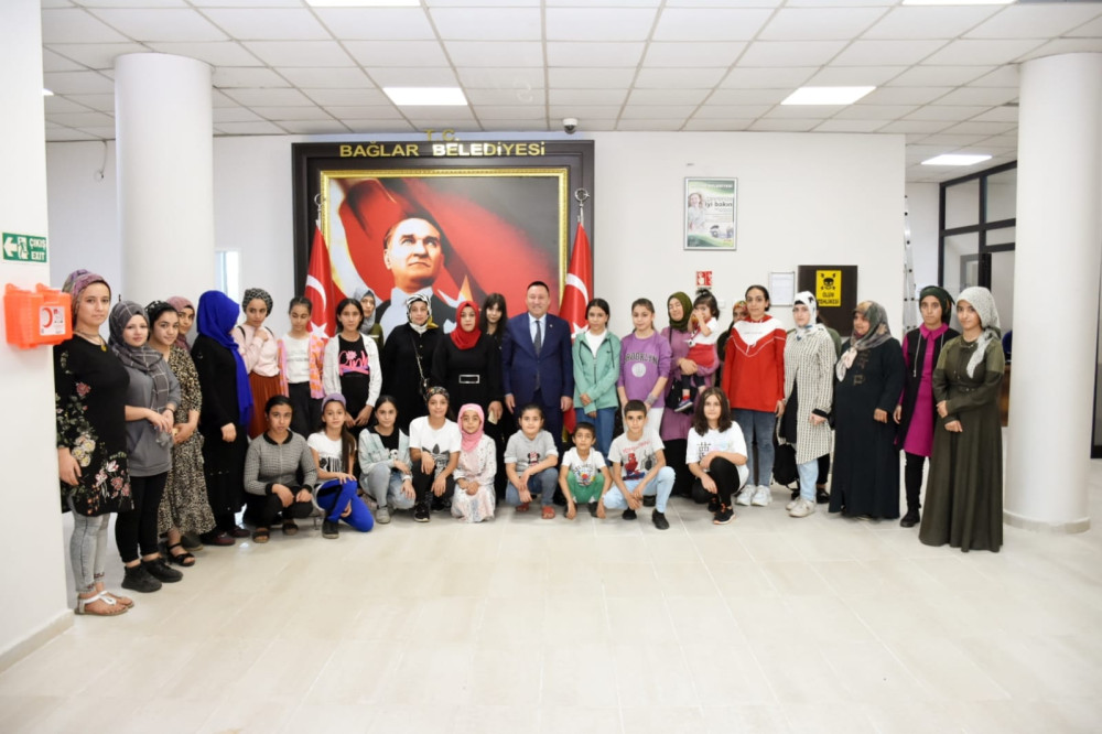 Bağlar'ın daracık sokaklarında gençlerin yaşamına dokunan dokumacılık başarısı