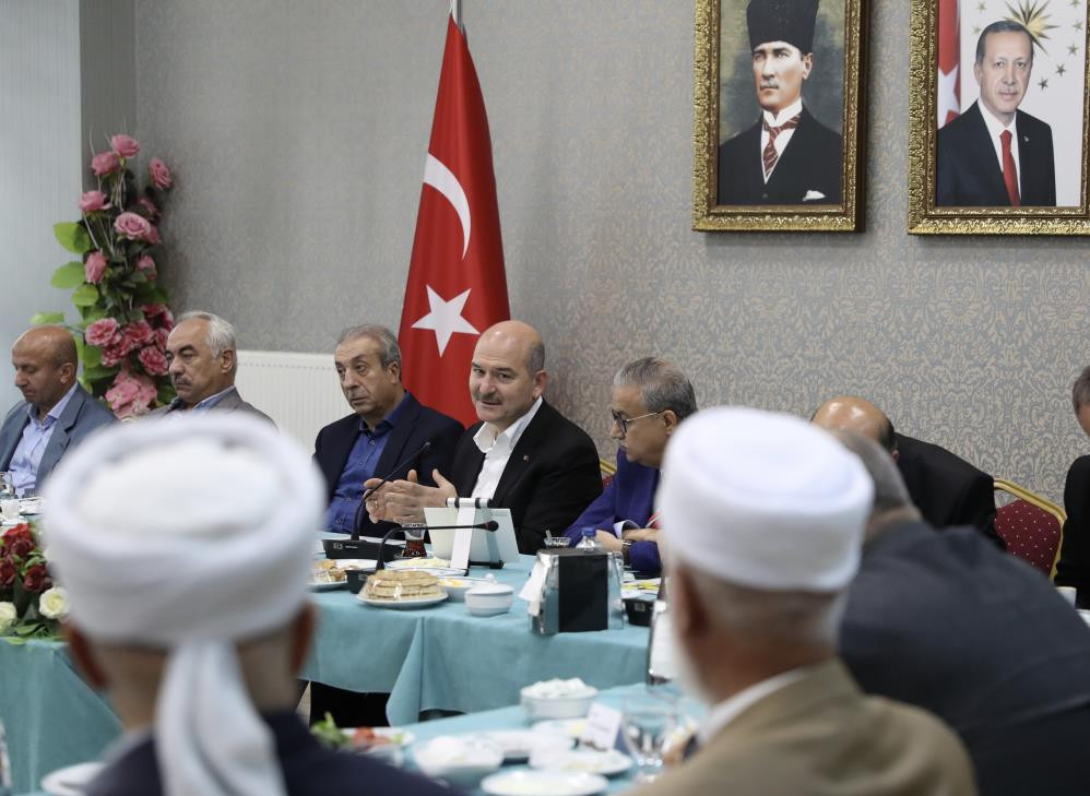 Bakan Soylu Diyarbakır'da kanaat önderleriyle bir araya geldi