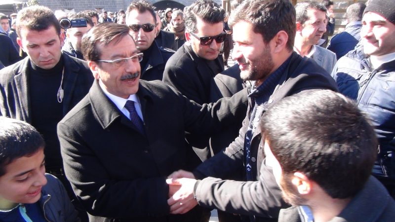 Başkan Atilla, halkla kucaklaştı