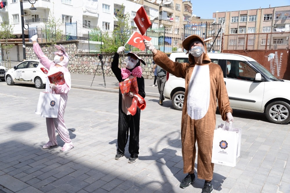 Büyükşehir Belediyesi kapı kapı gezerek çocukların bayramlarını kutladı