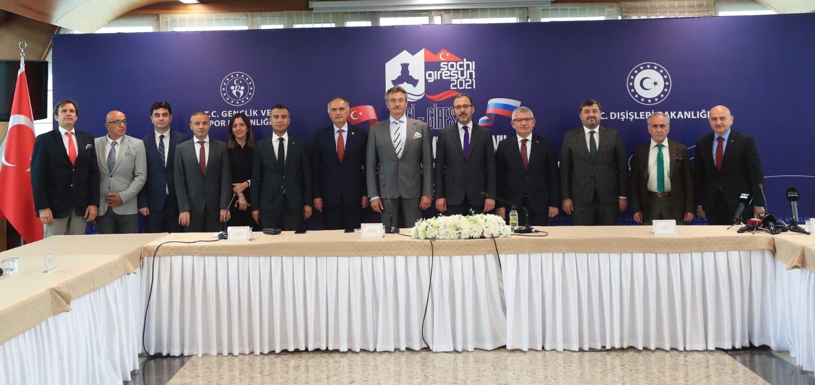 Bakan Kasapoğlu: “Yüzücülerimizin atacağı kulaçlar sağlık çalışanlarımız için olacak″