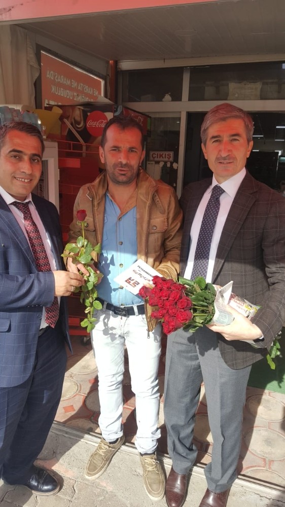 Gercüş Müftülüğü gül ve kitap dağıttı