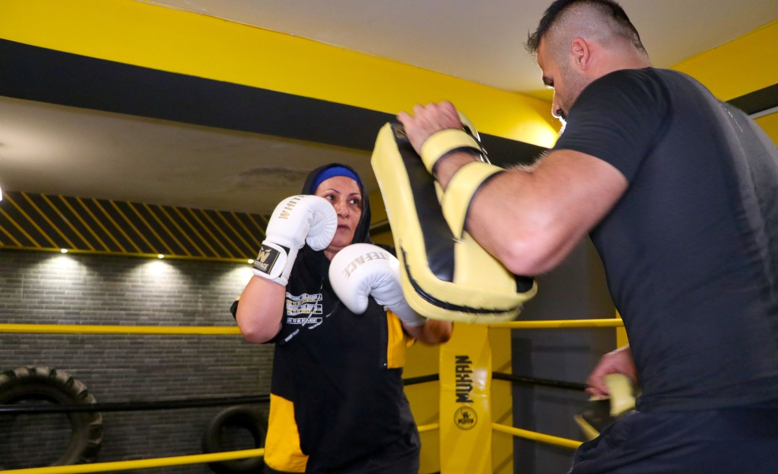 56 yaşındaki kick boks sporcusu gençlere taş çıkartıyor