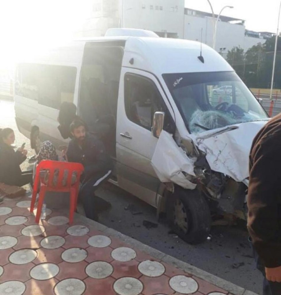 Batman’da öğrenci servisi ile yolcu minibüsü çarpıştı: 6 yaralı