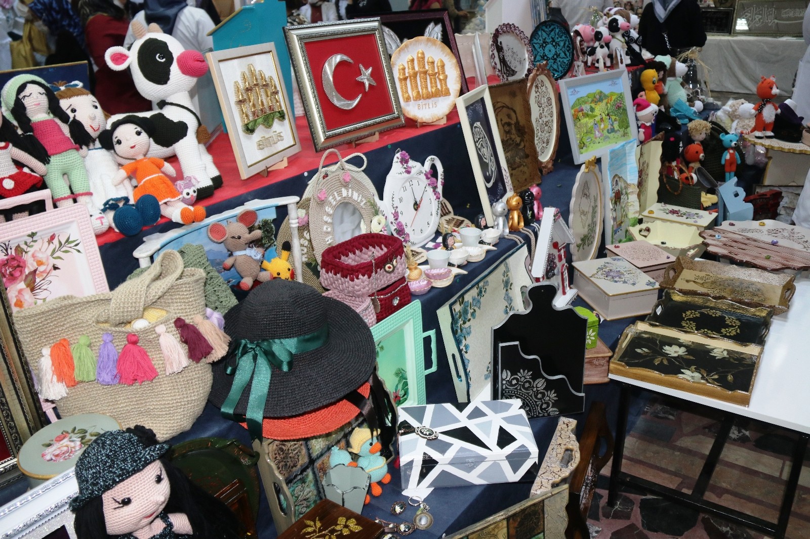 Birbirinden güzel el sanatı eserleri sergilendi