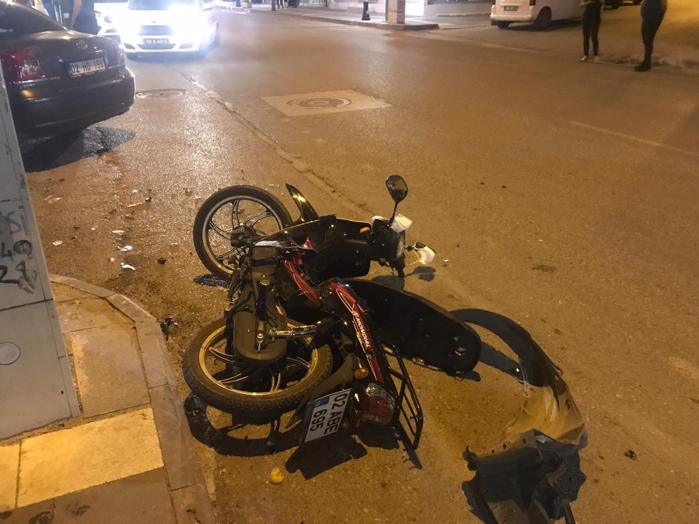 Otomobil ile motosiklet çarpıştı: 2 yaralı