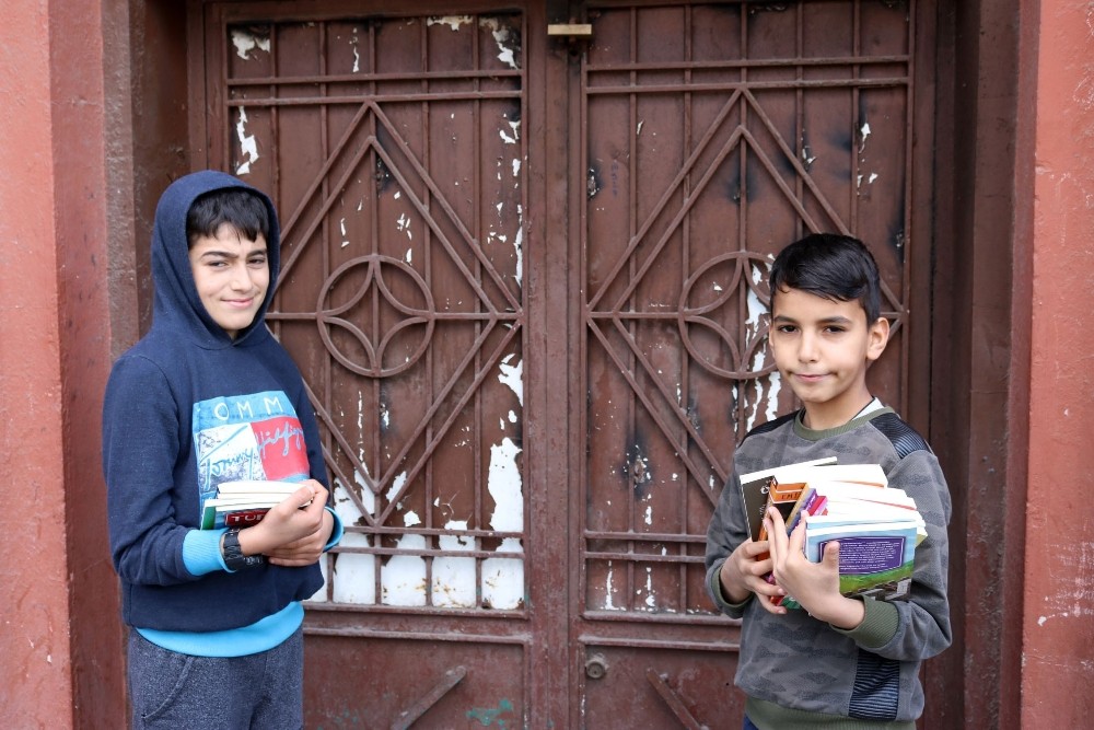 Diyarbakırlı iki arkadaş kitap satarak ailelerine destek oluyor