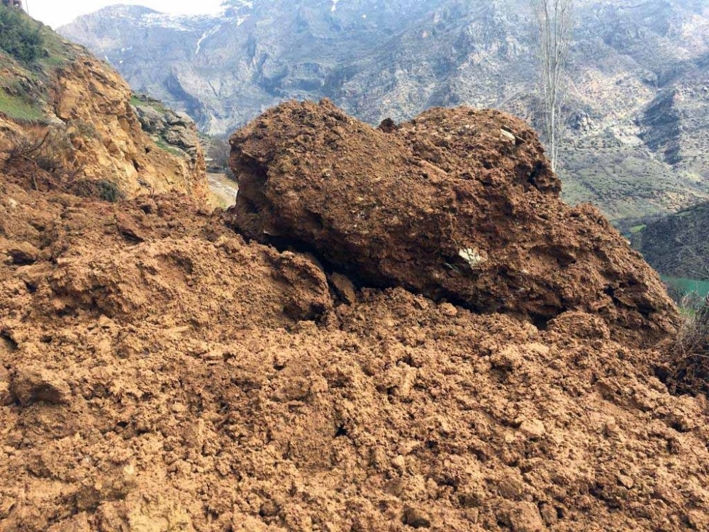 Topraktan kopan dev kaya parçası yola düştü