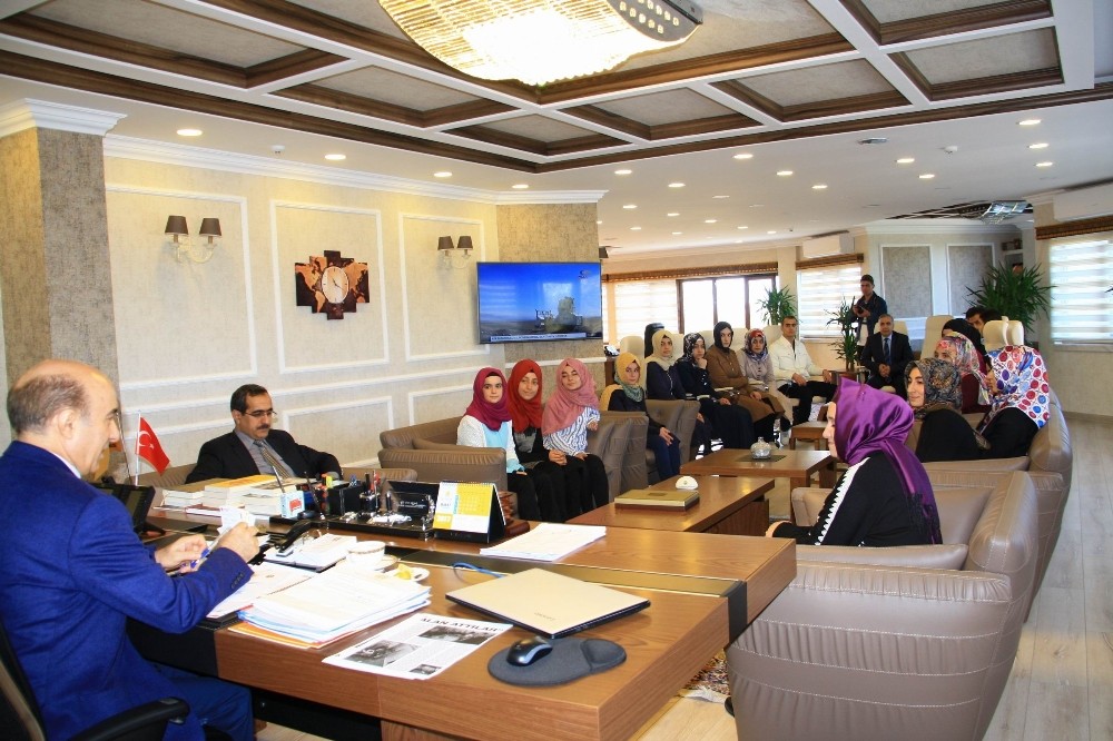 Rektör Gül, geleceğin üniversitelilerini ağırladı