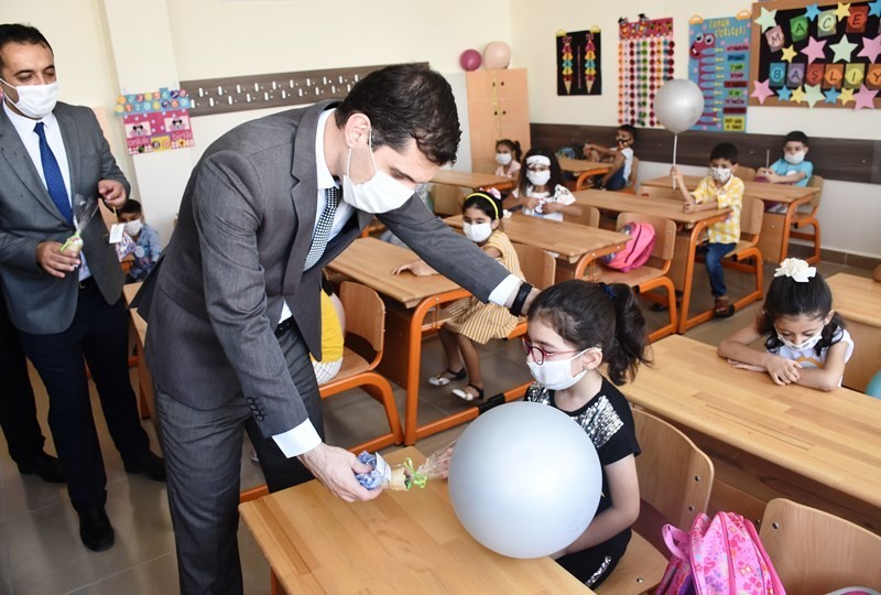 Kaymakam Temizkan minik öğrencilerin okuldaki ilk gün heyecanına ortak oldu