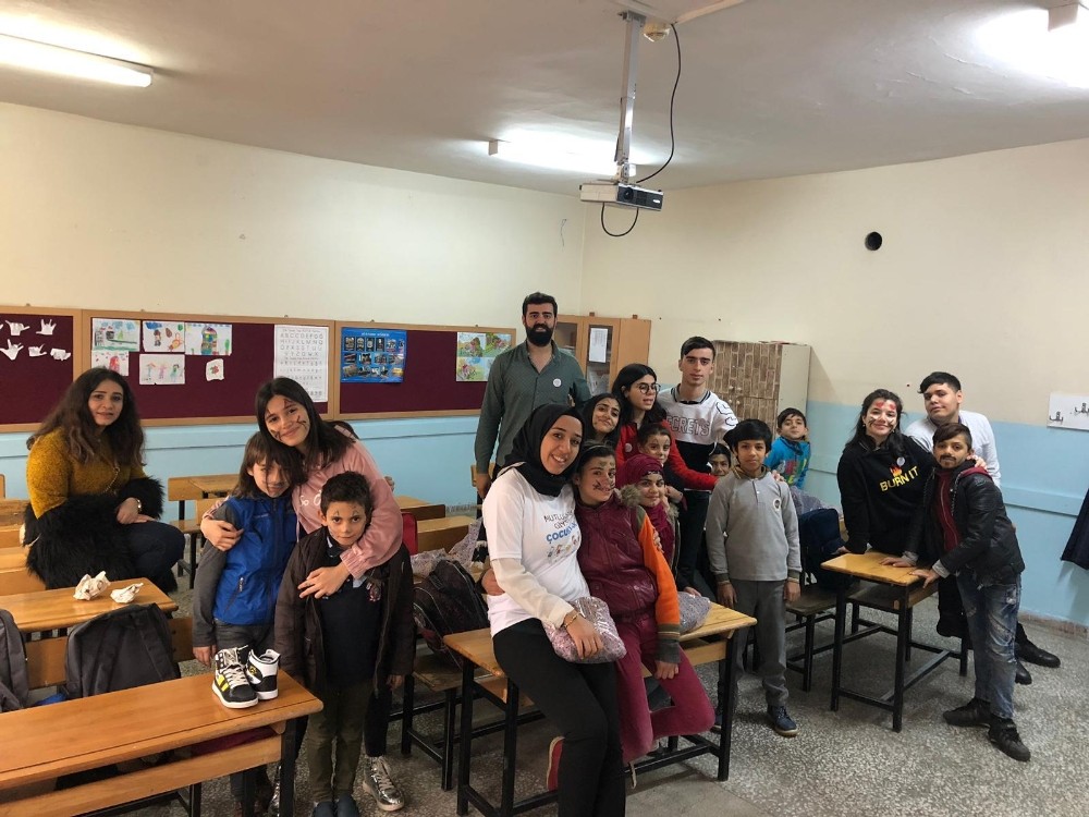 Öğrencilere bot ve mont dağıtıldı