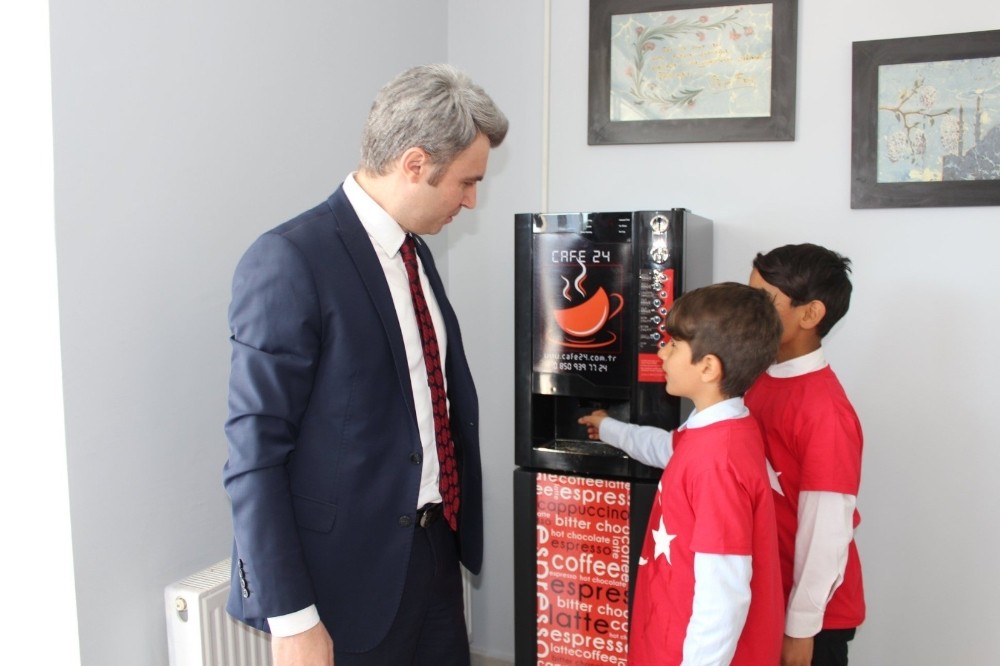 Bu kütüphanede okumak vatandaş ve öğrencilerden, çay kahve belediyeden