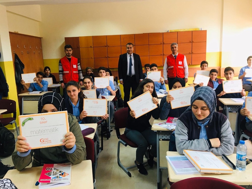 Siirt Kızılay Şubesinden lise öğrencilerine kitap yardımı