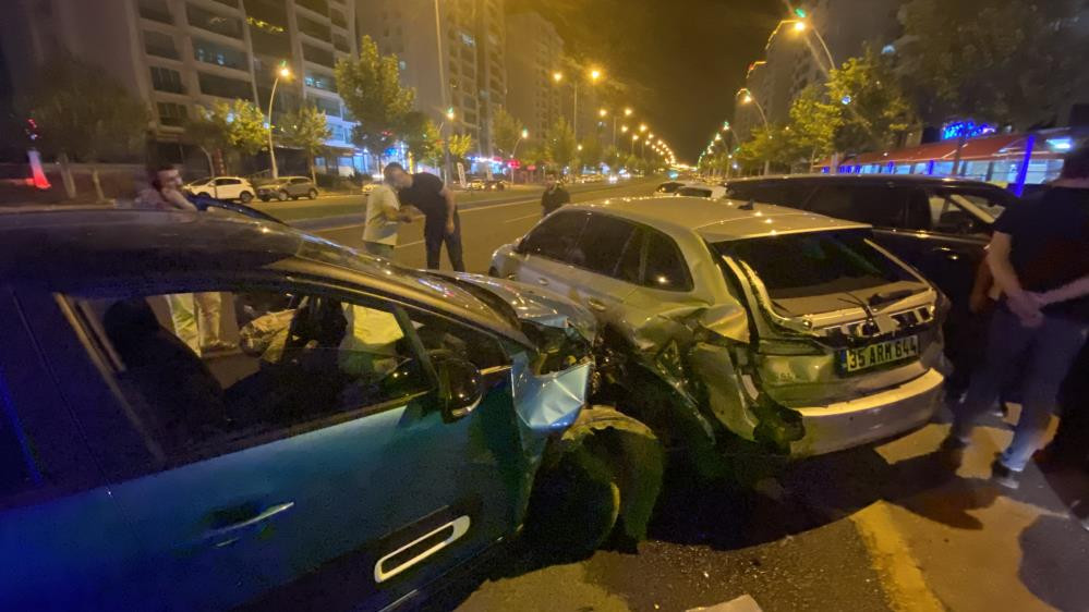 Diyarbakır'da otomobil park halindeki araçlara çarptı: 7’si çocuk 9 yaralı (Videolu)