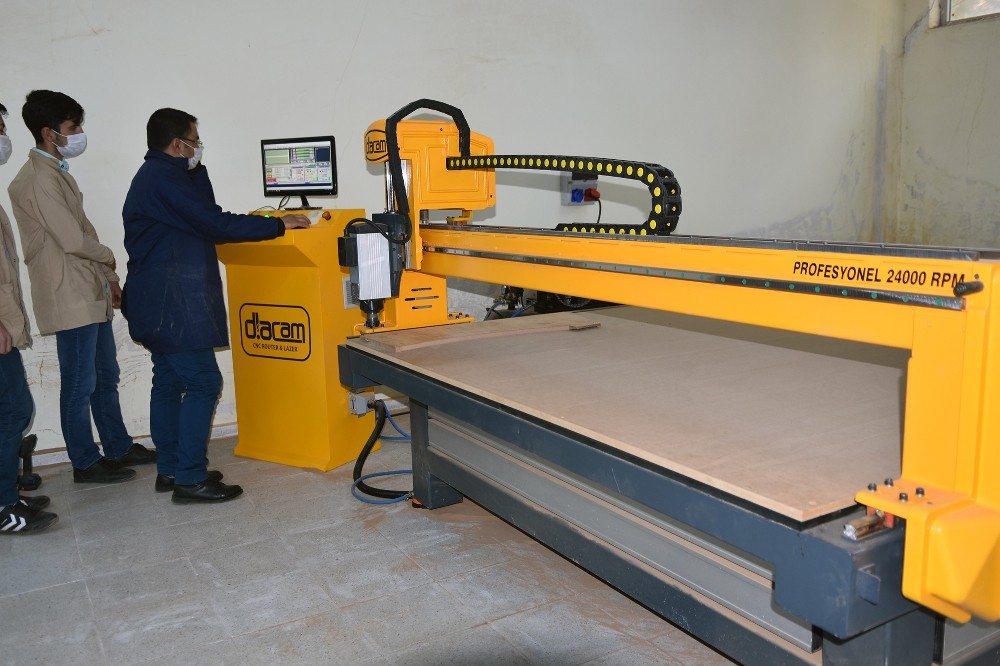 Siverek’te öğrenciler 10 ton dezenfektan üretti